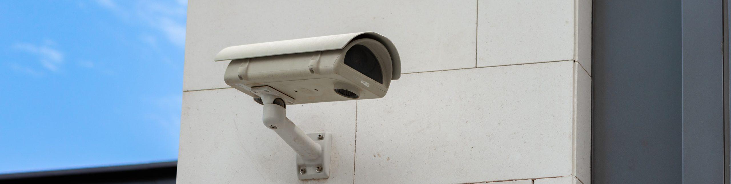 camera surveillance integree dans mur pierre du batiment scaled